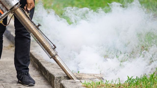Técnico pulverizando la base de la fachada exterior de una vivienda durante una revisión de prevención de legionela en León