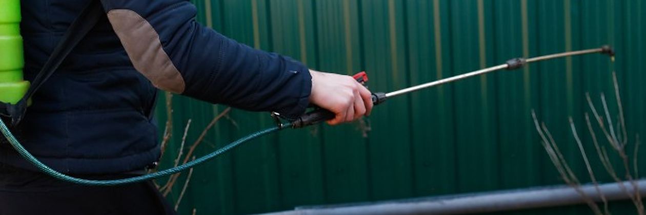 Técnico aplicando nebulización con máquina de humo en una zona exterior en la cobertura de León y su área metropolitana